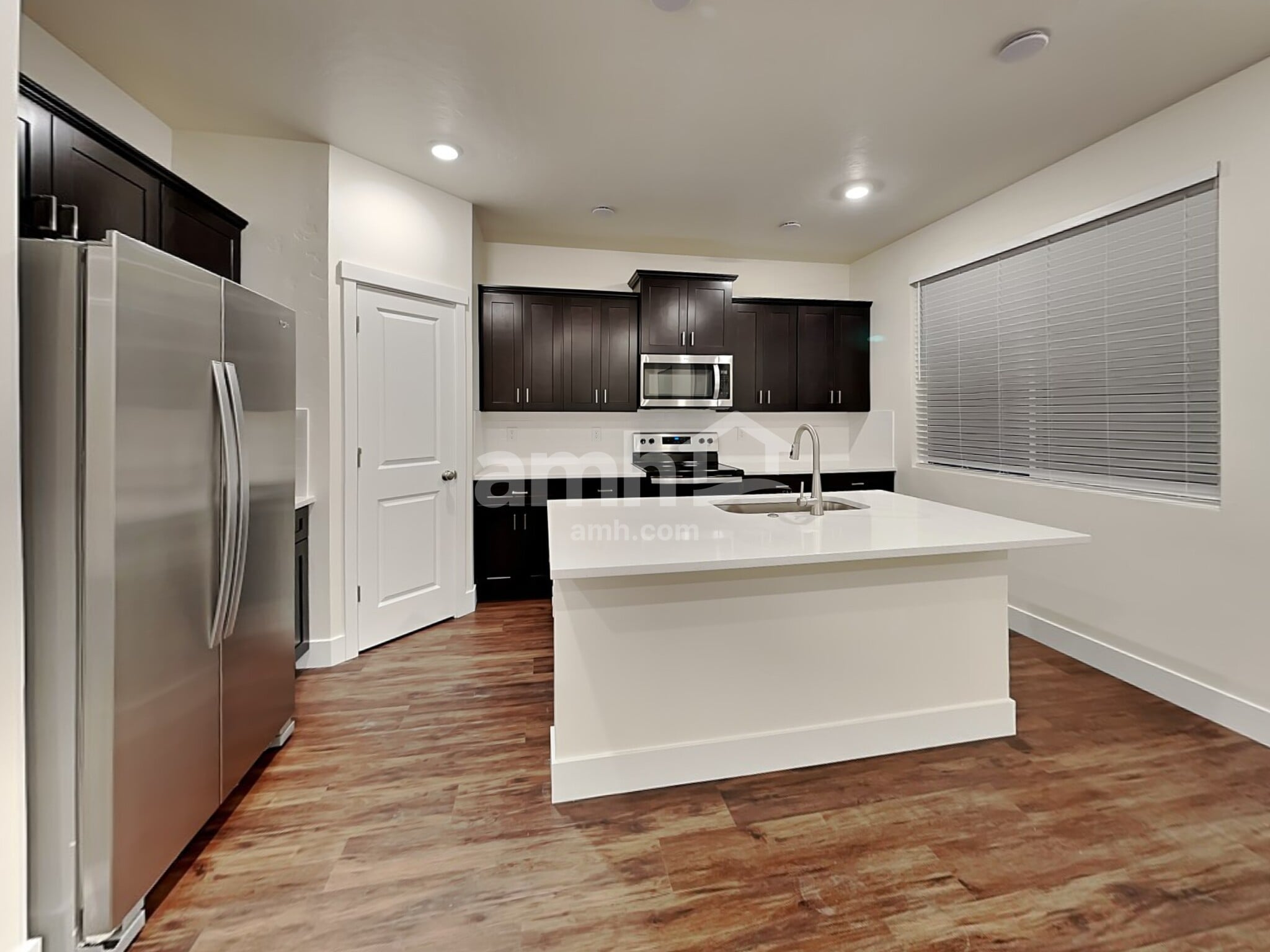 Building Photo - 752 S Rocker Ave