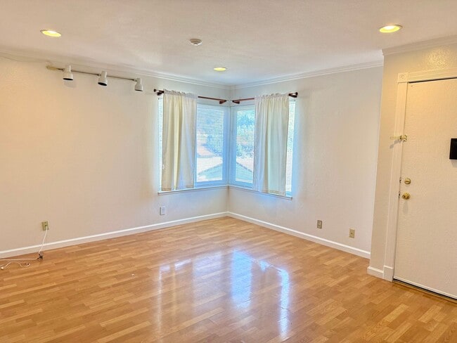 Building Photo - $2,190 / 1 BEDROOM CONDO - PRIME LOCATION! $500 Off 1st Payment!