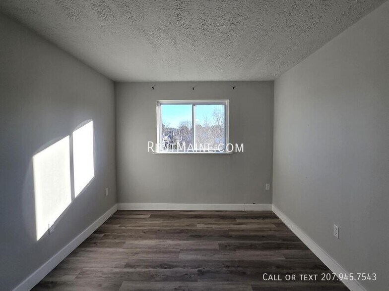 Building Photo - 8 Hillside Ln