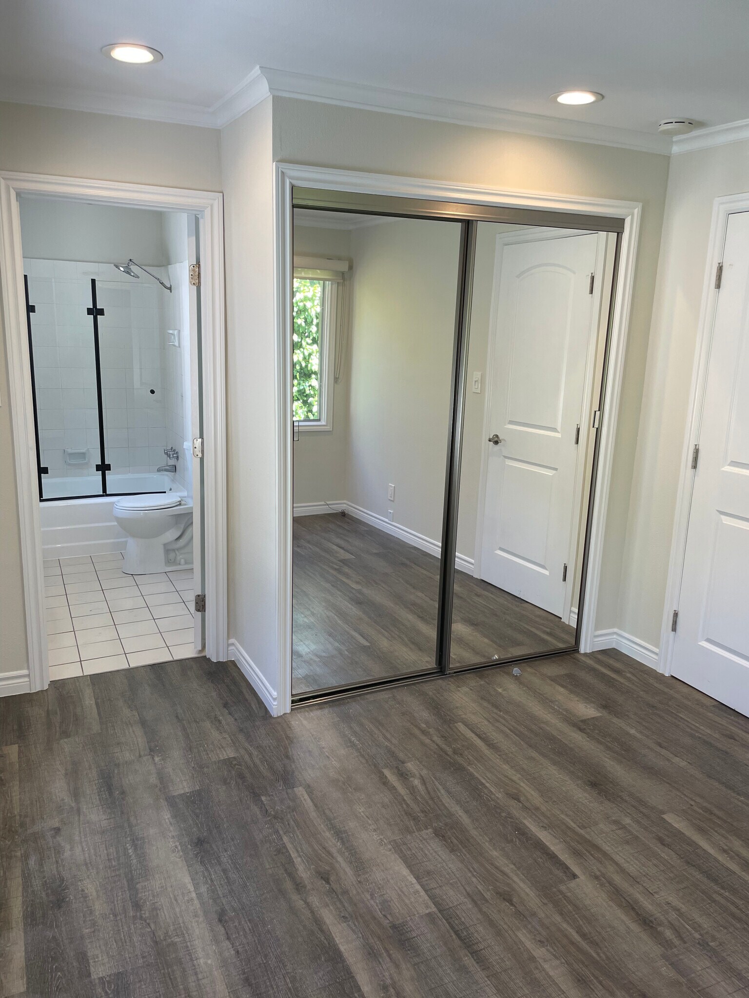 Building Photo - 1518 S Carmelina Ave