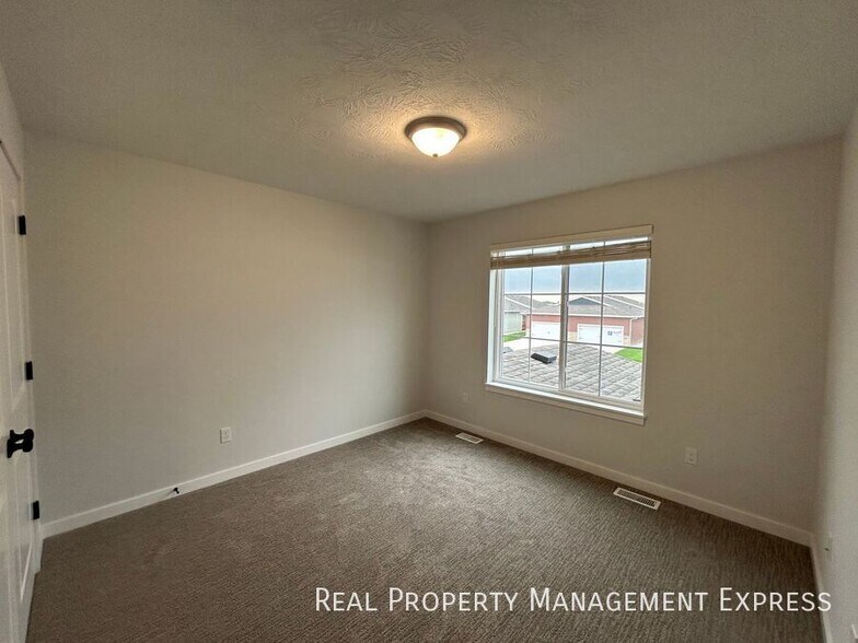 Building Photo - 2 Bedroom 1.5 Bathroom Home for Rent