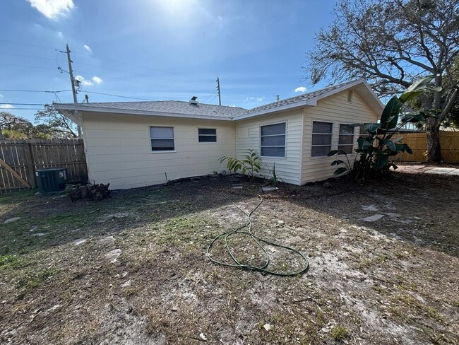 Building Photo - 1002 Jeffords St