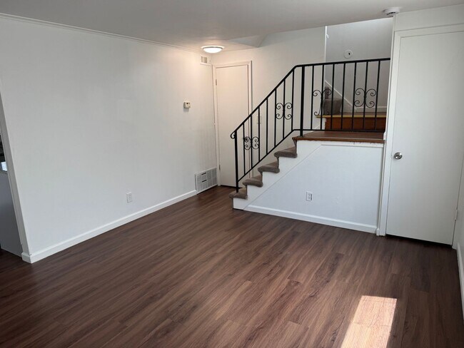 Building Photo - 5090-5092 Beacon Hill