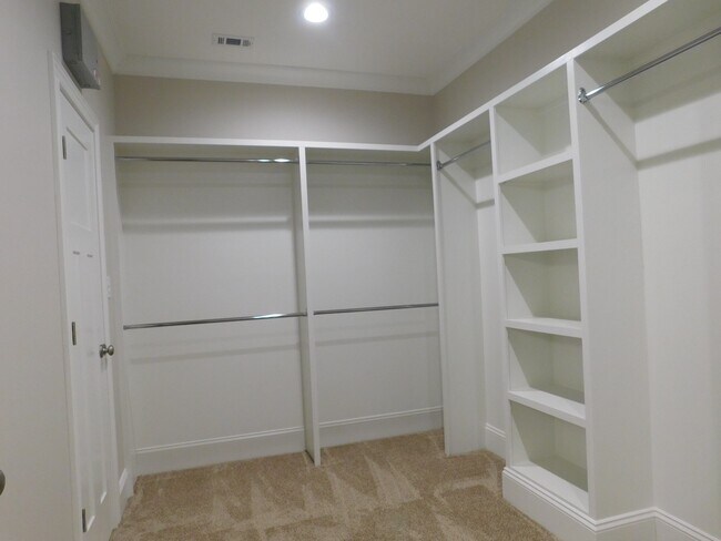 Building Photo - Grove Point Beauty