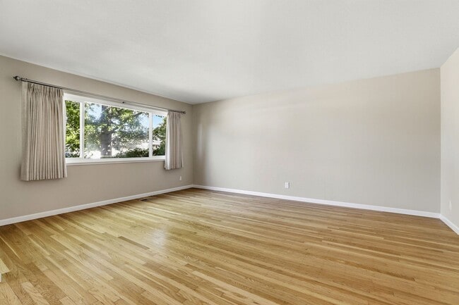Building Photo - Wow! What a Great Home! Available Now!