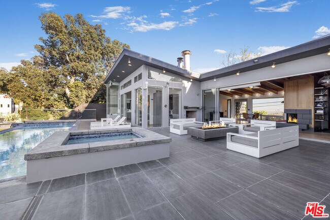 Building Photo - 7275 Mulholland Dr