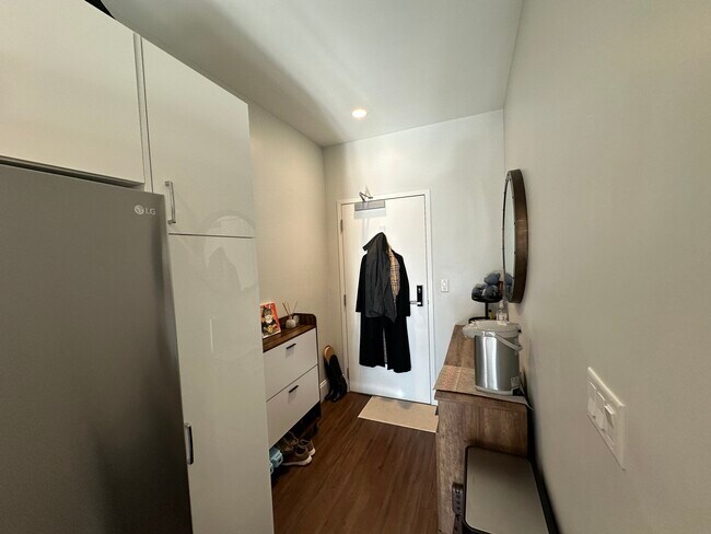 Building Photo - 205 Maverick St