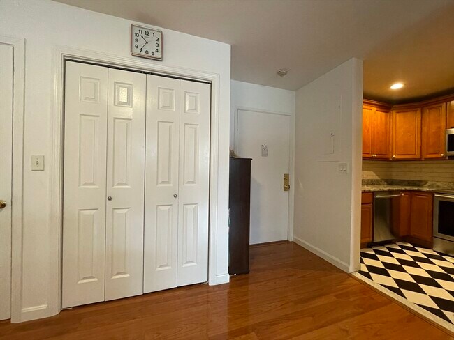 Building Photo - 10 Weston Ave