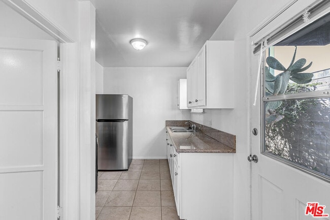 Building Photo - 1623 S Bundy Dr