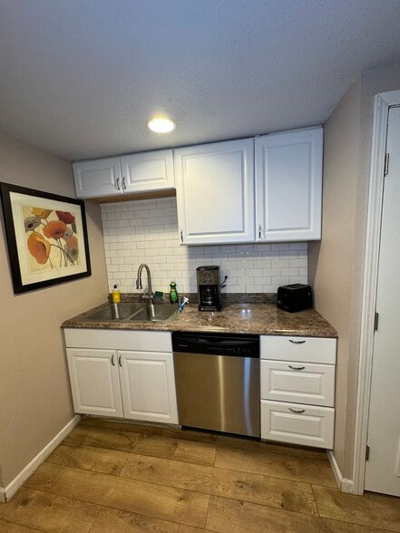 kitchen2 - 3104 W Wellesley Ave