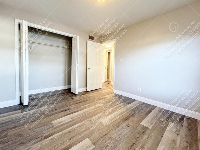 Building Photo - 3906 E Bird St B