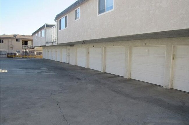 Building Photo - Bright Upstairs 2BR/1.5BA with Parking & G...