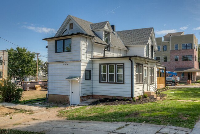 Building Photo - 5 Bedroom 2.5 Bath Midtown Home