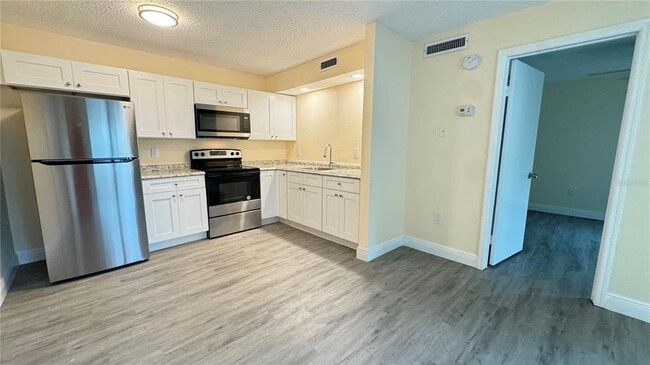 Building Photo - 9015 Westchester Cir