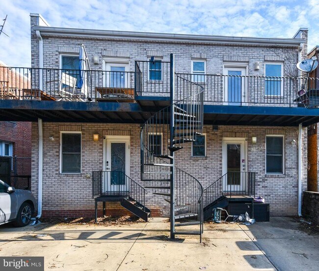 Building Photo - 913 Quincy St NE