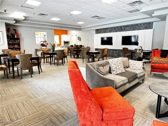 Building Photo - 2084 Wellington St