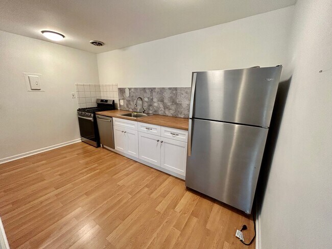 Kitchen - 11909 Parklawn Dr