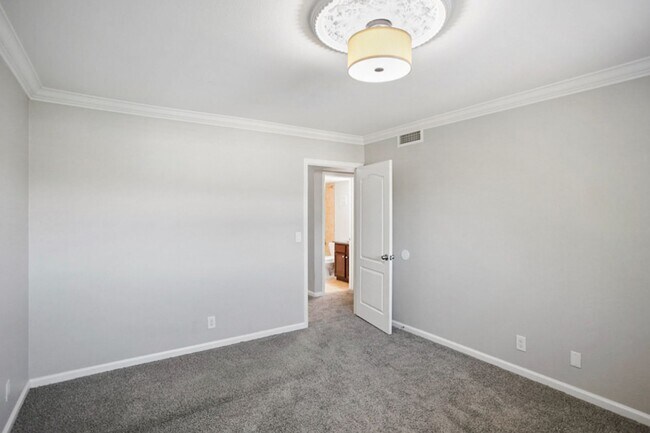 Building Photo - 1 Bed, 1 Bath In Highly Desirable Guard Gated Las Vegas Country Club