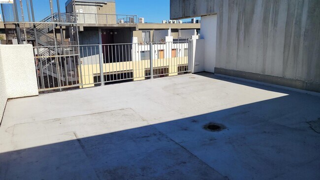 Building Photo - 311 Oak St