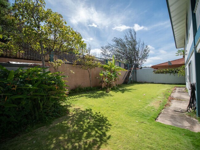 Building Photo - Luxury Maui Living in a Spacious Wailuku S...