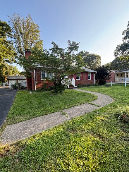 Front - 2925 Stanwix Ln