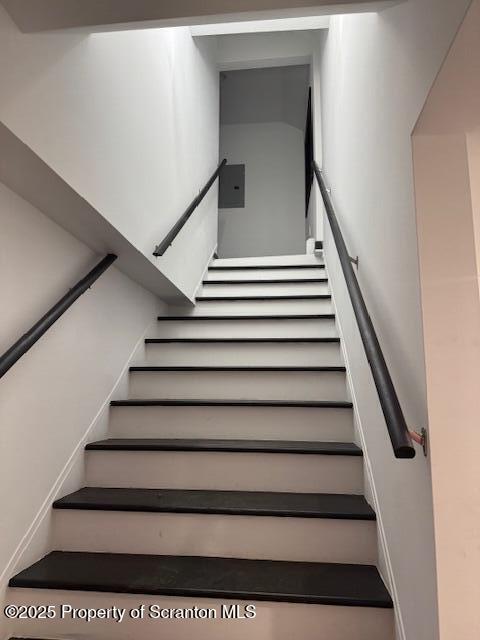 Building Photo - 901 S Valley Ave