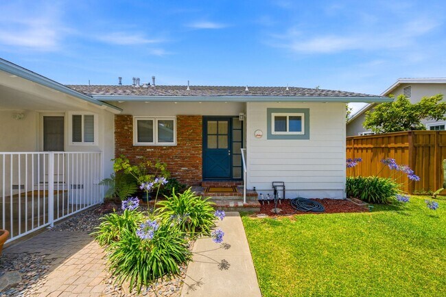 Building Photo - Beautifully Updated 3 Bedroom Home in Desired Costa Mesa Location