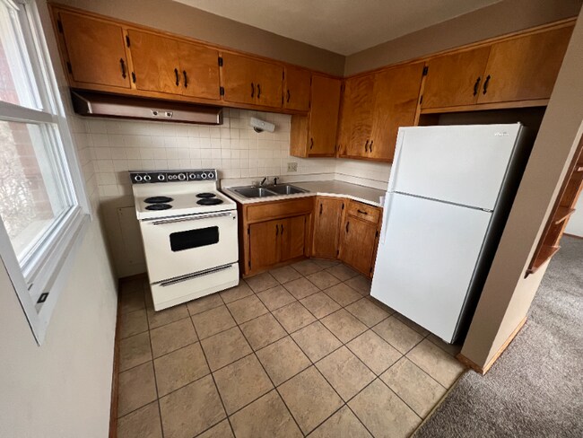 Building Photo - 1359 W 4th St