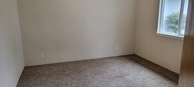 Building Photo - 228 SW Westholm Ave