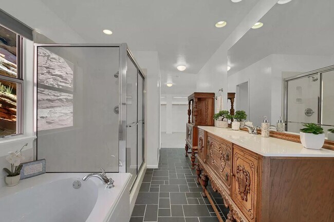 Building Photo - Beautiful 3 Bed Home Perched on a Mountain Side!!