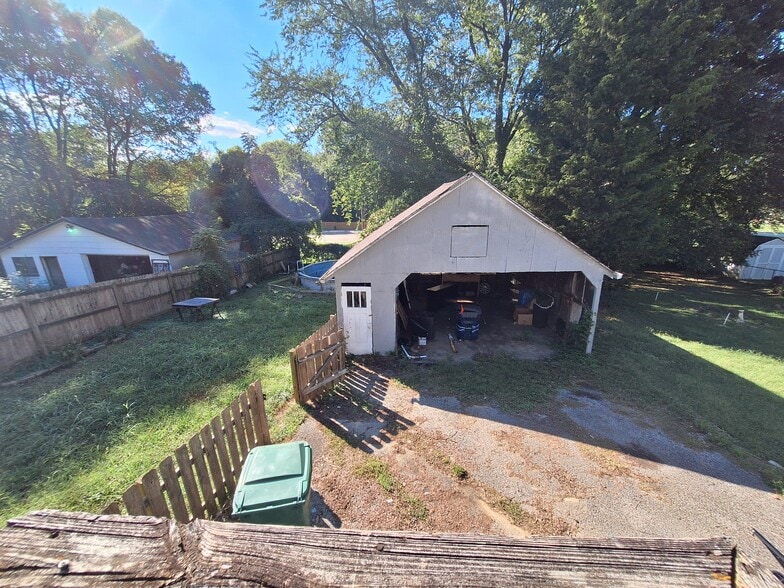 Garage - 2908 Wurtele Ave