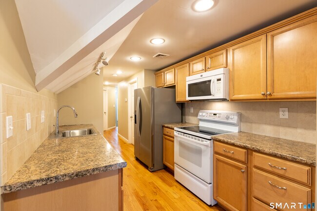 Building Photo - 772 Farmington Ave