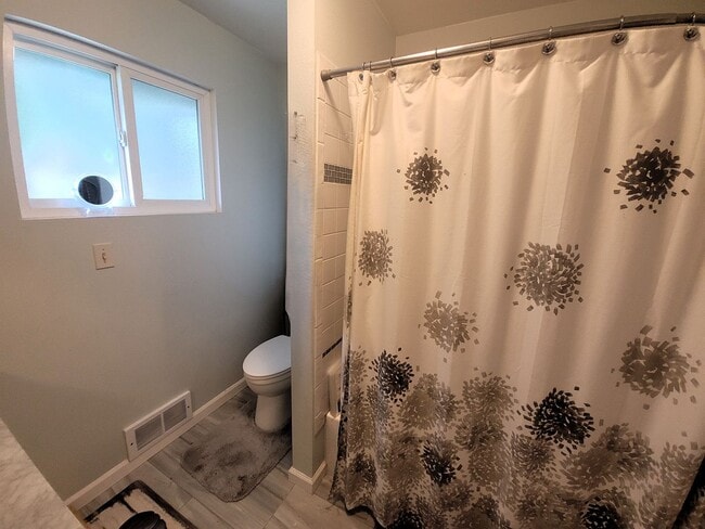 Building Photo - Spacious 3–4 Bedroom Rambler with Private Studio & Mount Baker Views