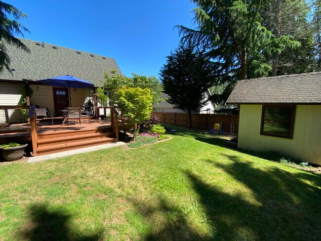 Building Photo - Quiet 3-Bed, 1.5-Bath Home with Large Encl...