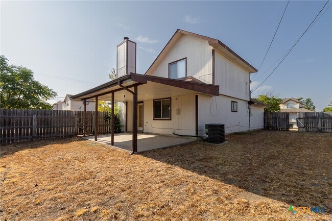 Building Photo - 2701 Woodlands Dr