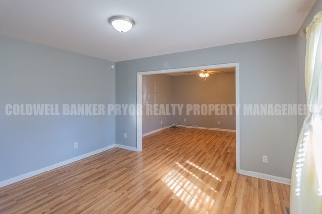 Building Photo - 345 Yoakum St