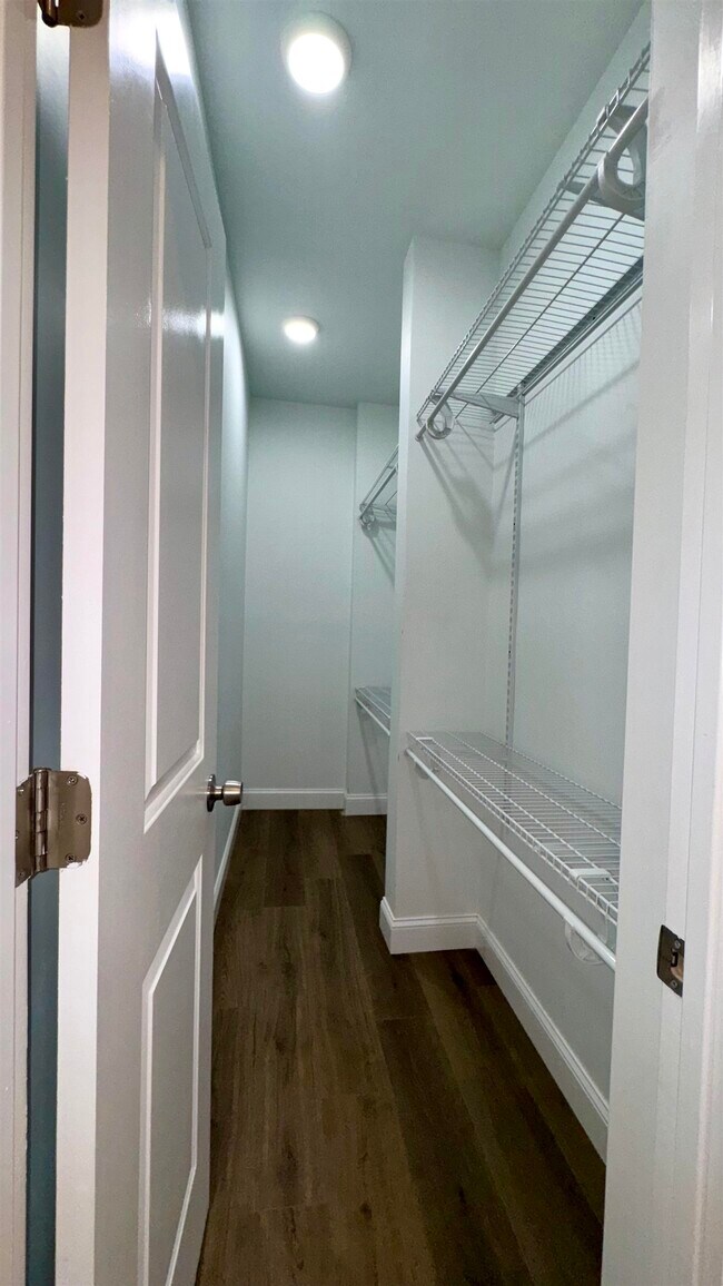 Building Photo - 76 Beacon Ave