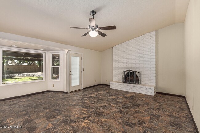 Building Photo - 5109 E Kathleen Rd