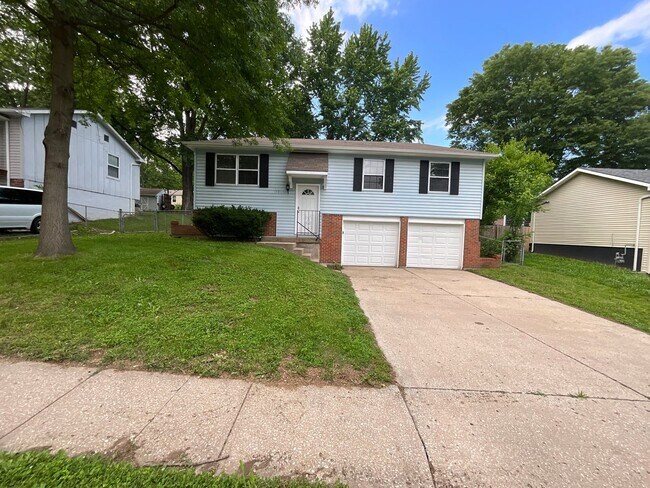 Building Photo - Beautiful three bedroom with fenced in yard