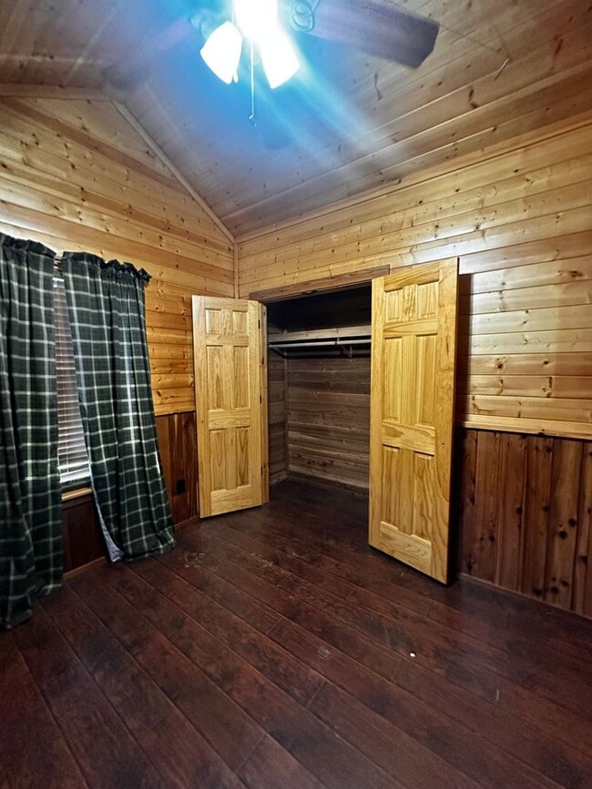 Building Photo - CABIN - Brock ISD - HORSES WELCOME