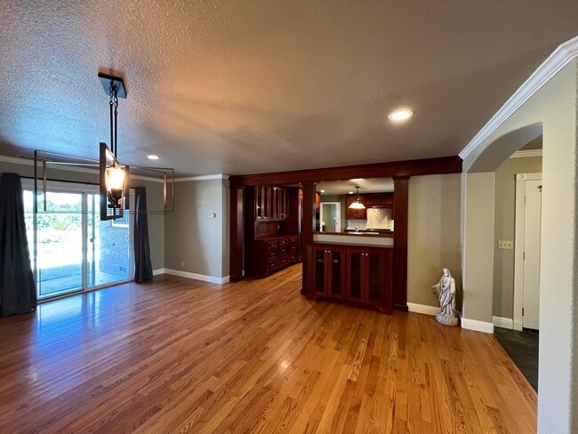 Building Photo - Stunning Country property in Oakdale!