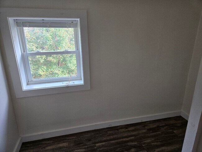 Building Photo - 3 Bedroom 1 Bathroom Townhouse