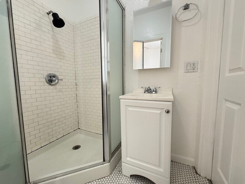 Building Photo - 2336 W 21st St