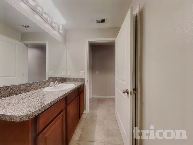 Building Photo - 10401 Carloway Hills Dr