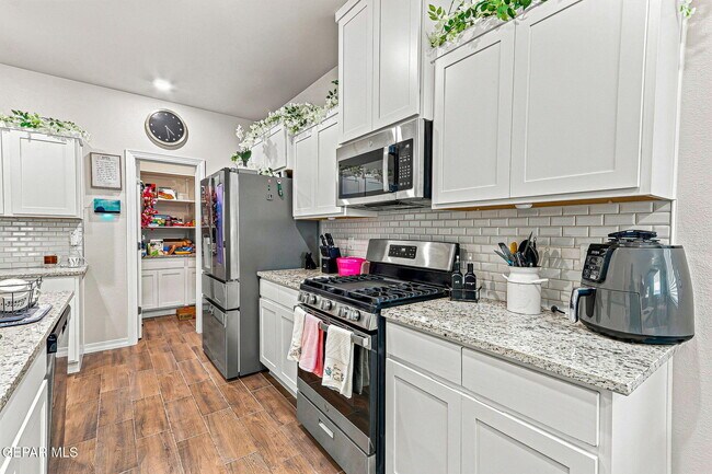 Building Photo - 13876 Loreina Luz Ave