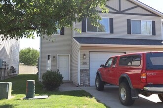 Building Photo - Duplex in Hidden Gardens