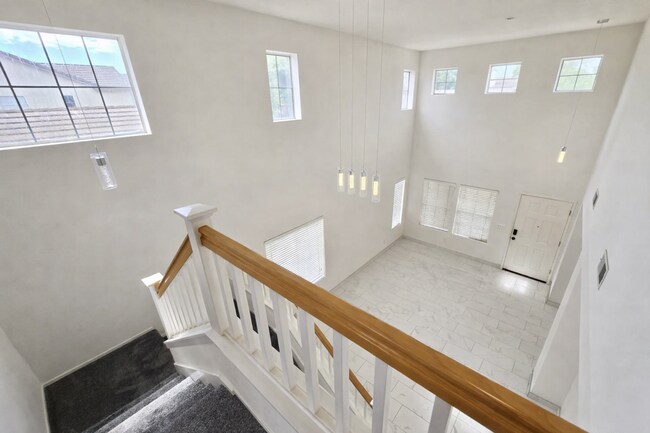 Building Photo - Bright & Spacious Woodland Home with Functional Layout 3 bed/2.5 bath