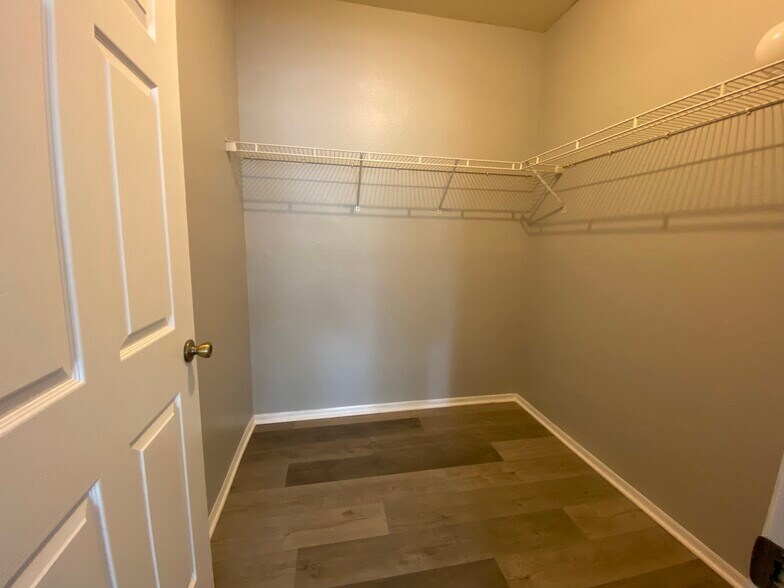 Building Photo - 823 Camargo Way