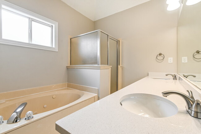 Building Photo - 4463 Whispering Bend Dr
