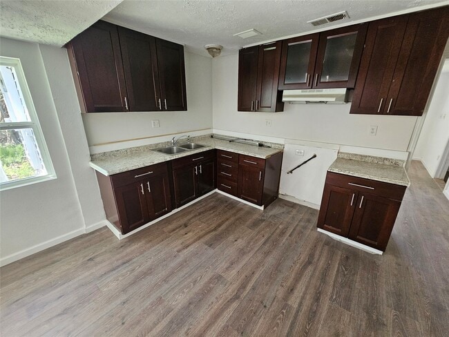 Building Photo - 6015 Beekman Rd